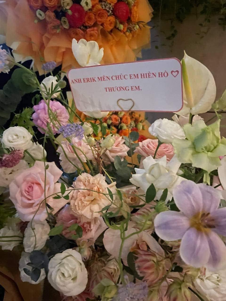 Erik nhận &quot;gạch đá&quot; của cư dân mạng vì lời nhắn gửi &quot;Thương em&quot; chào mừng Hiền Hồ trở lại showbiz