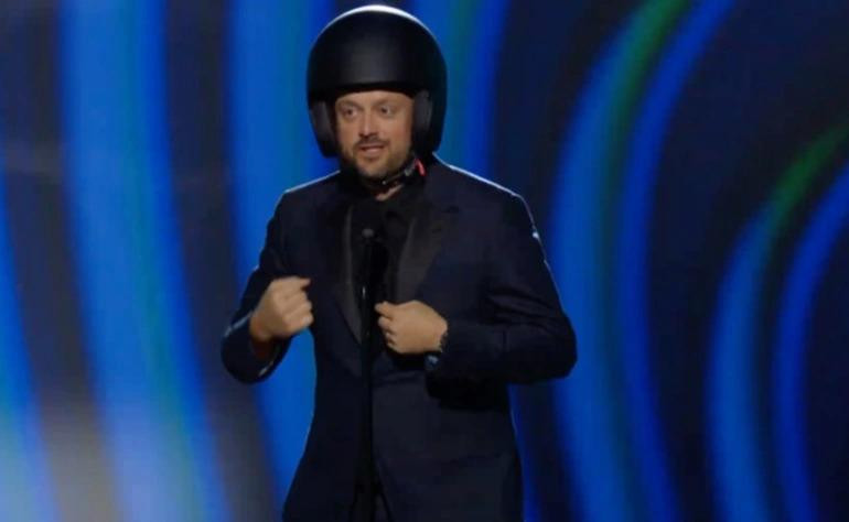 Nate Bargatze đội chiếc mũ bảo hiểm đen mỉa mai Will Smith Nate Bargatze đội chiếc mũ bảo hiểm đen mỉa mai Will Smith