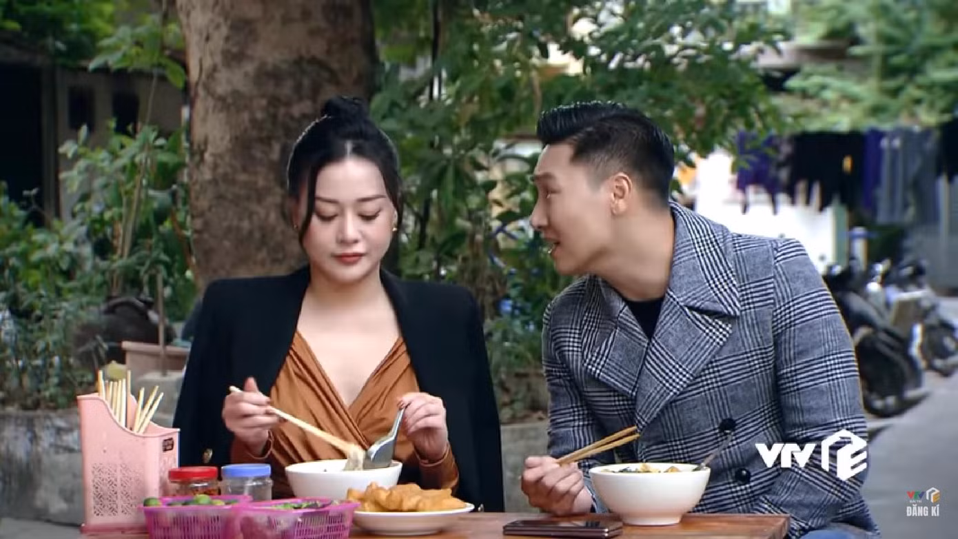 "Shark Long" thì thầm với vợ vụ việc của cặp đôi Kiên - Châu của Hướng dương ngược nắng đã chính thức..."toang" "Shark Long" thì thầm với vợ vụ việc của cặp đôi Kiên - Châu của Hướng dương ngược nắng đã chính thức..."toang"