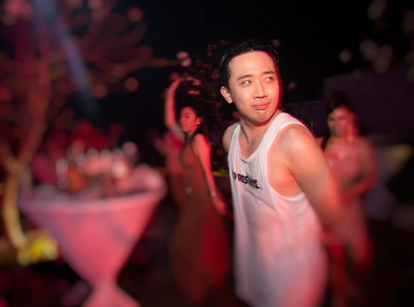 Sau lễ cưới, các khách mời cùng cô dâu chủ rể nhập tiệc tối và thoải mái trải qua những phút giây vui vẻ. Trấn Thành thậm chí đã cởi bộ vest chỉnh chu, mặc quần đùi, áo ba lỗ nhảy xuống hồ bơi.