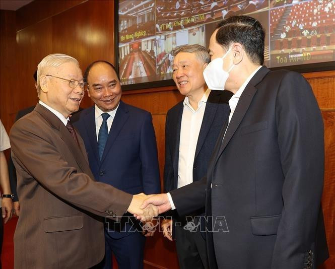 Sáng 15/4, tại Trụ sở Trung ương Đảng, Bộ Chính trị tổ chức Hội nghị toàn quốc quán triệt và triển khai thực hiện Nghị quyết số 11-NQ/TW ngày 10/2/2022 của Bộ Chính trị về phương hướng phát triển kinh tế - xã hội, bảo đảm quốc phòng, an ninh vùng trung du và miền núi Bắc Bộ đến năm 2030, tầm nhìn đến năm 2045. Tổng Bí thư Nguyễn Phú Trọng cùng Chủ tịch nước Nguyễn Xuân Phúc, Thủ tướng Chính phủ Phạm Minh Chính, Chủ tịch Quốc hội Vương Đình Huệ chủ trì hội nghị. Trong ảnh: Tổng Bí thư Nguyễn Phú Trọng, Chủ tịch nước Nguyễn Xuân Phúc cùng các đồng chí lãnh đạo Đảng, Nhà nước dự hội nghị.