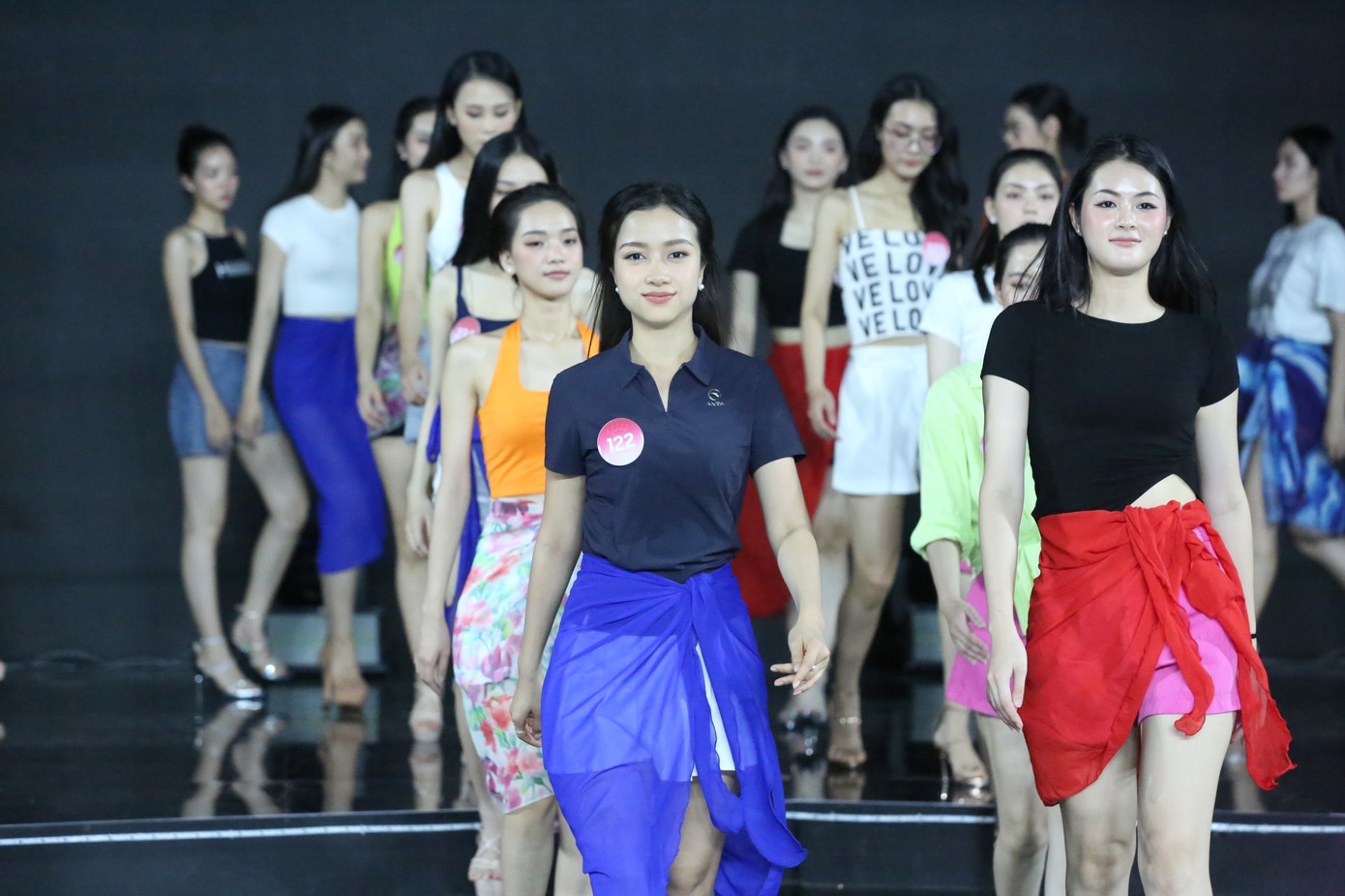 Sau nhiều ngày chăm chỉ luyện tập, top 35 tự tin thể hiện động tác uyển chuyển và háo hức chờ đêm chung kết.