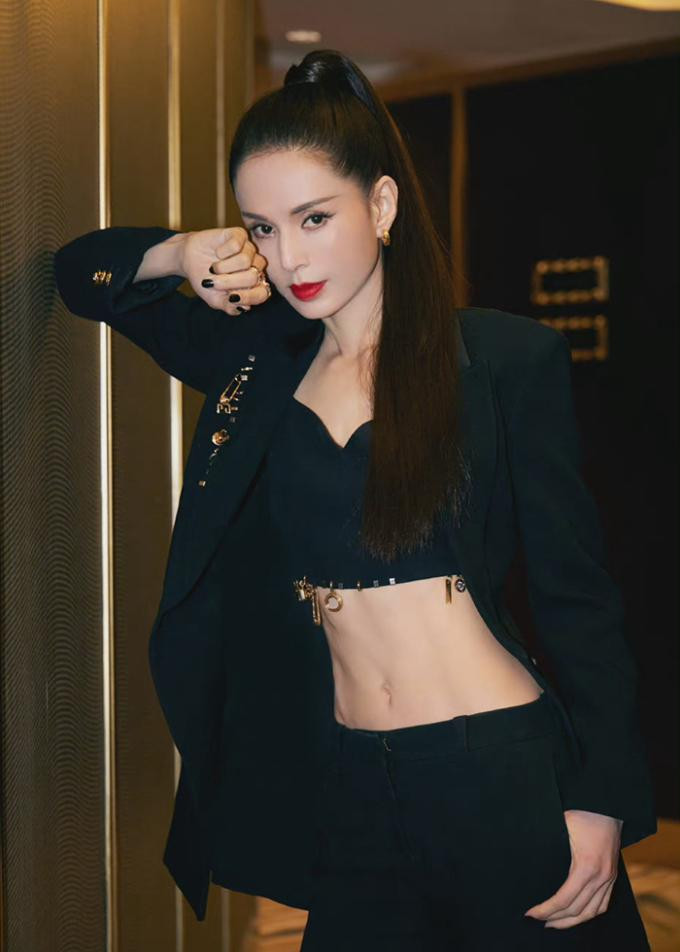 Những năm trở lại đây, Lý Nhược Đồng luôn là cái tên nổi bật nhờ sắc vóc thanh mảnh, trẻ trung dù đã 55 tuổi.