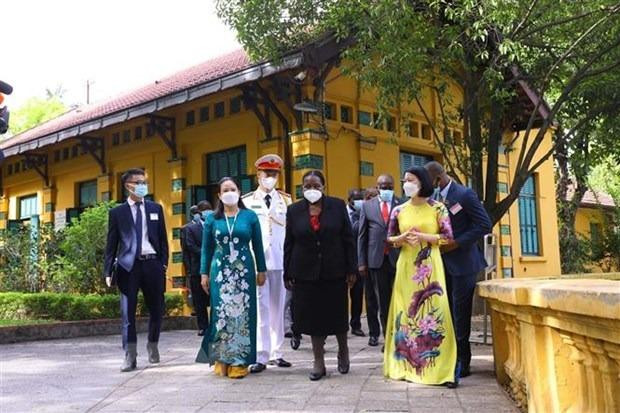 Chủ tịch Quốc hội Cộng hoà Mozambique Esperanca Laurinda Francisco Nhiuane Bias tham quan Khu Di tích Chủ tịch Hồ Chí Minh. (Ảnh: Văn Điệp/TTXVN)