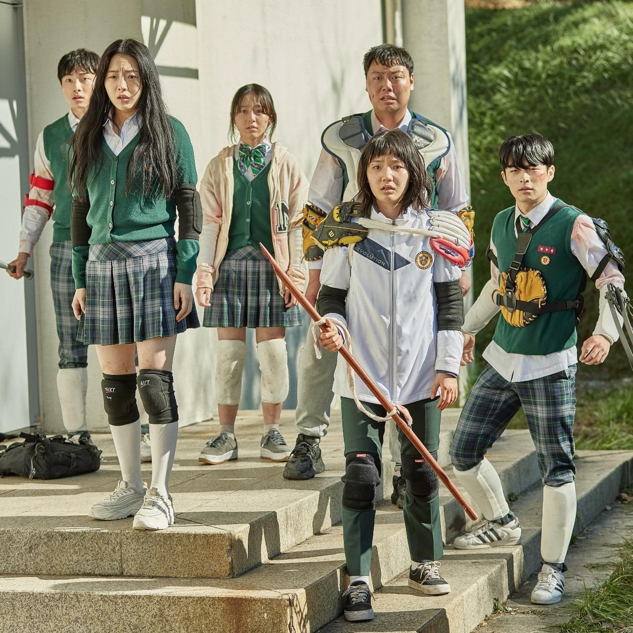 Ngôi trường xác sống (All Of Us Are Dead) được xem là một trong những dự án phim về chủ đề xác sống đáng xem nhất năm 2022 dù có nhiều ý kiến trái chiều. Nội dung phim kể về nhóm học sinh bị mắc kẹt ở trường, chống lại zombie khi xuất hiện loại virus lây nhiễm biến con người thành xác sống. Theo Korea Times, phim trở thành show không phải tiếng Anh được xem nhiều thứ 4 trong bốn tuần đầu tiên trên bảng xếp hạng Netflix toàn cầu, với tổng cộng 560,8 triệu giờ phát trực tuyến. Ngôi trường xác sống (All Of Us Are Dead) được xem là một trong những dự án phim về chủ đề xác sống đáng xem nhất năm 2022 dù có nhiều ý kiến trái chiều. Nội dung phim kể về nhóm học sinh bị mắc kẹt ở trường, chống lại zombie khi xuất hiện loại virus lây nhiễm biến con người thành xác sống. Theo Korea Times, phim trở thành show không phải tiếng Anh được xem nhiều thứ 4 trong bốn tuần đầu tiên trên bảng xếp hạng Netflix toàn cầu, với tổng cộng 560,8 triệu giờ phát trực tuyến.