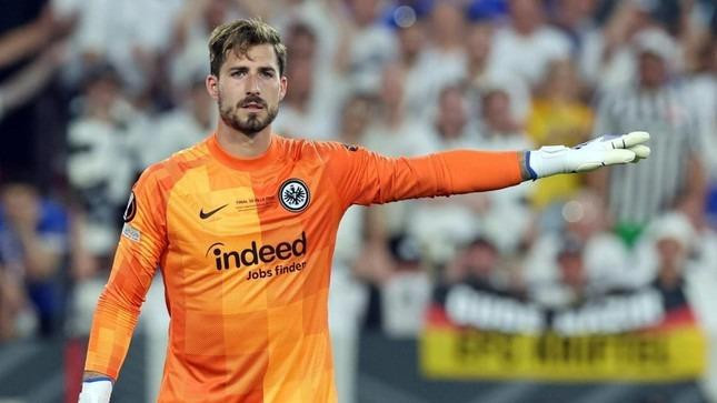 Hiện, Kevin Trapp chơi cho CLB Bundesliga Eintracht Frankfurt và đội tuyển quốc gia Đức nhưng xếp sau hai thủ môn Neuer và Ter Stegen. Hiện, Kevin Trapp chơi cho CLB Bundesliga Eintracht Frankfurt và đội tuyển quốc gia Đức nhưng xếp sau hai thủ môn Neuer và Ter Stegen.