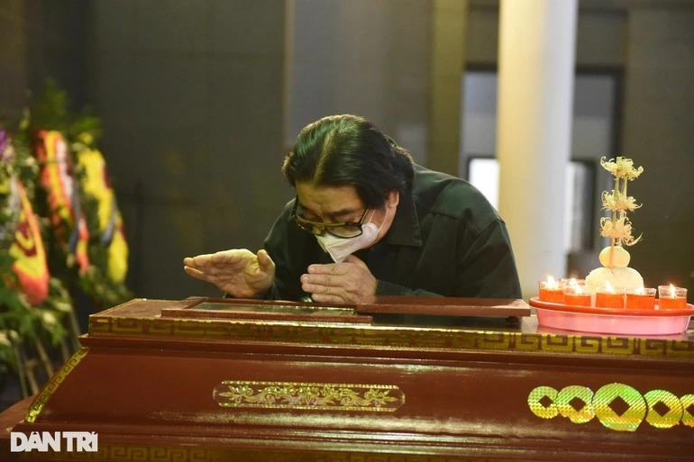 Ông Nguyễn Hồng Minh, Vụ trưởng Vụ Thể thao thành tích cao, bạn tri kỷ của NSƯT Minh Trí cũng có mặt tại buổi tang lễ. Ông không khỏi buồn bã chia sẻ: "Tôi và anh Trí có rất nhiều điểm hợp nhau, dù ông đã bị tai biến hơn 10 năm nay nhưng mỗi khi tôi gọi điện hỏi thăm ông vẫn cố gắng trò chuyện với tôi vài điều. Tôi hâm mộ và trân trọng tình bạn giữa tôi và Minh Trí và tôi nghĩ khán giả truyền hình cũng sẽ trân trọng ông ấy giống như tôi" (Ảnh: Toàn Vũ).