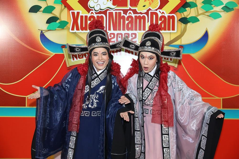 Năm nay, tạo hình của bộ đôi Nam Tào (Quang Trung) – Bắc Đẩu (Võ Tấn Phát) khoác lên mình trang phục đi chầu có nhiều điểm tương đồng với nhau.