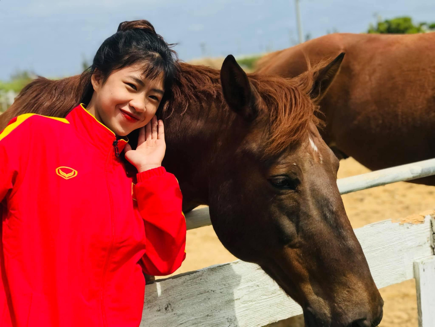 Trên trang cá nhân, nữ tiền đạo thường xuyên đăng tải những khoảnh khắc dễ thương ngày thường của mình