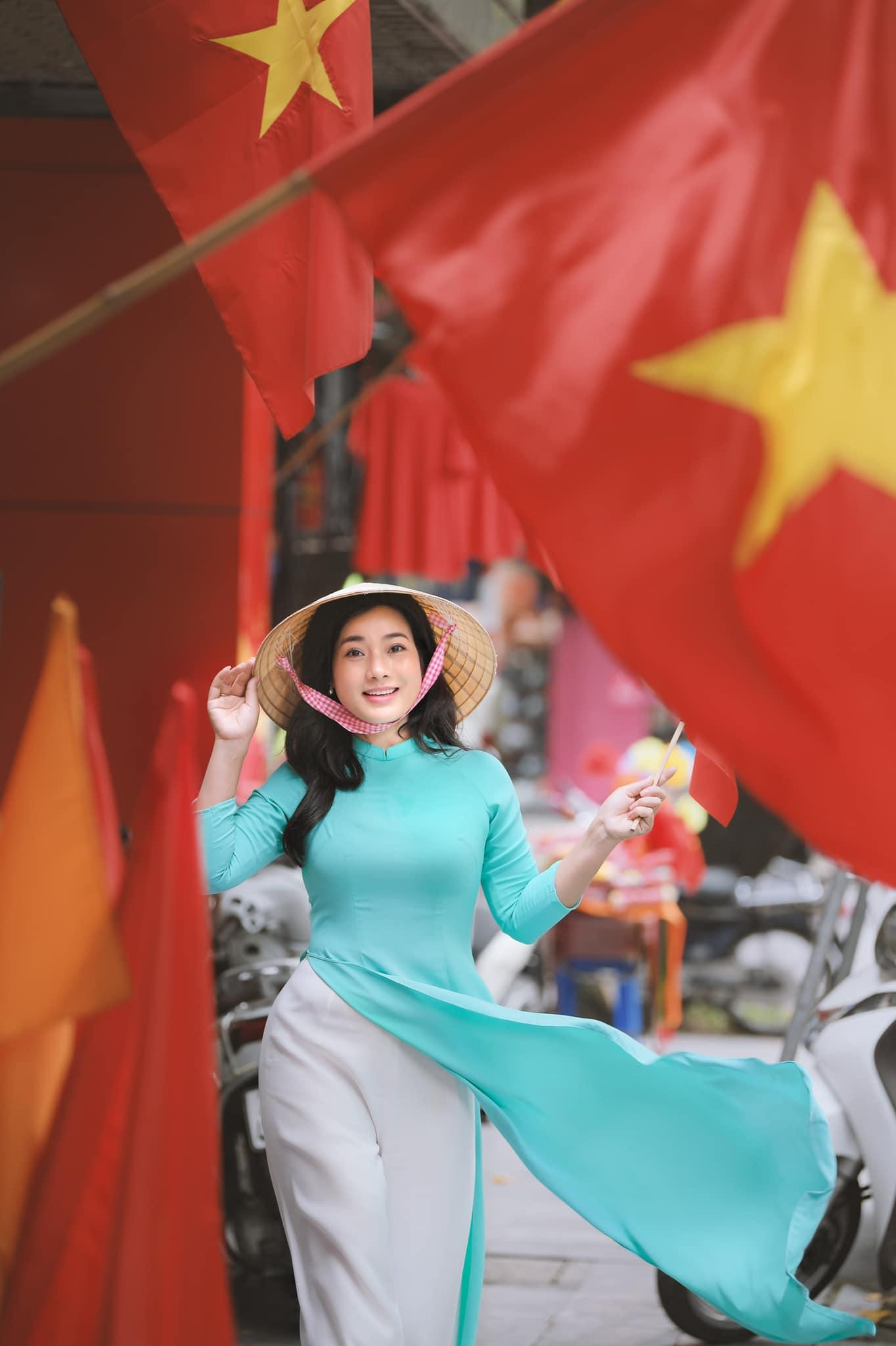 Diễn viên Đàm Hằng hân hoan chào mừng ngày Quốc khánh 2/9 bằng bộ ảnh mới.