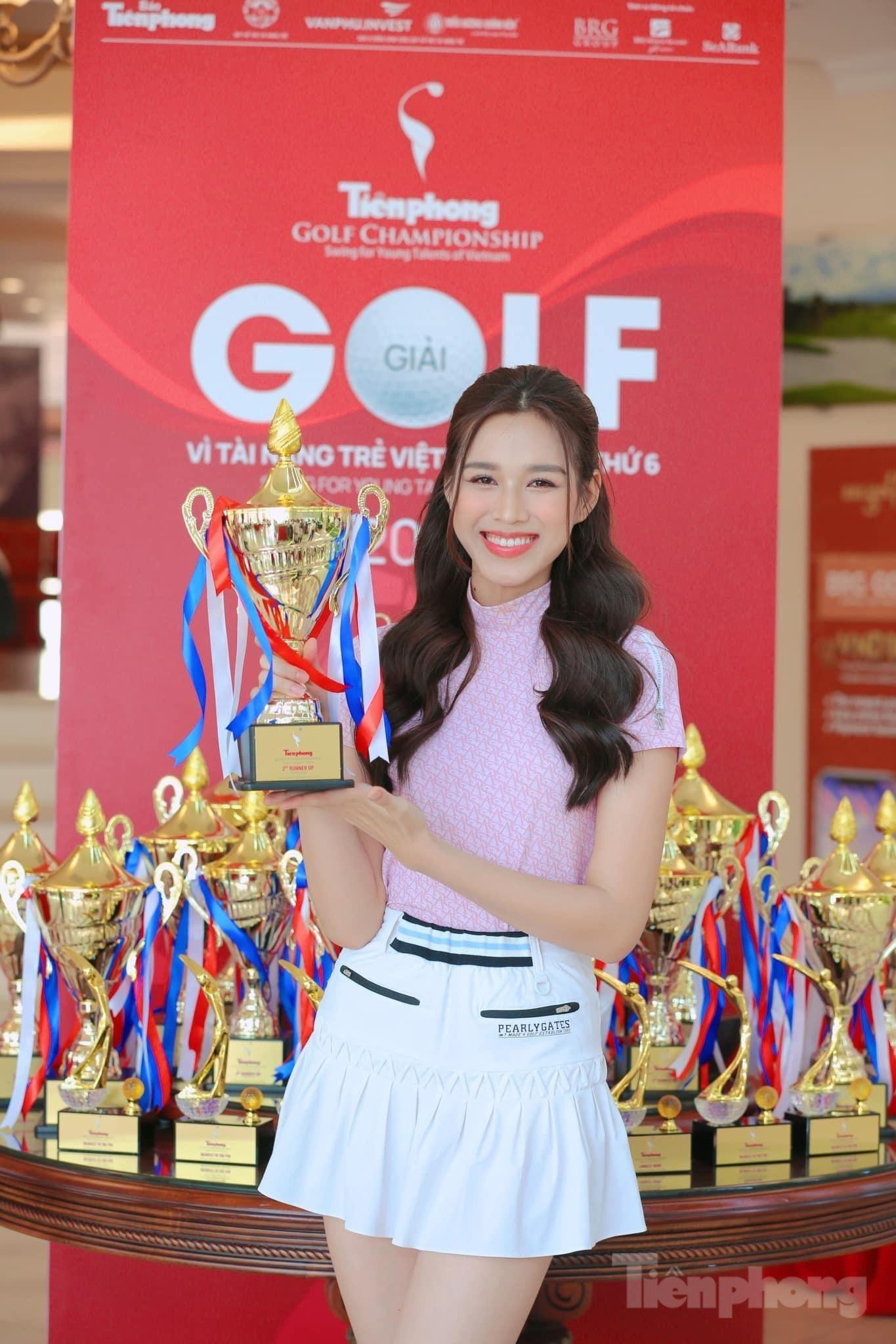 Hoa hậu Đỗ Thị Hà háo hức trong lần đầu trực tiếp tham dự Tiền Phong Golf Championship. Năm 2021, Hoa hậu Việt Nam 2020 là đại sứ hình ảnh của giải đấu. Tuy nhiên cô chưa có cơ hội trực tiếp tham gia do bận rộn với lịch trình thi Miss World 2021 ở Puerto Rico. Ảnh: Trọng Tài.