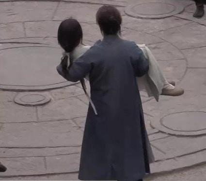 Chân Tử Đan dùng người đóng thế khi diễn cảnh bế mỹ nhân. Ảnh: Weibo. Chân Tử Đan dùng người đóng thế khi diễn cảnh bế mỹ nhân. Ảnh: Weibo.