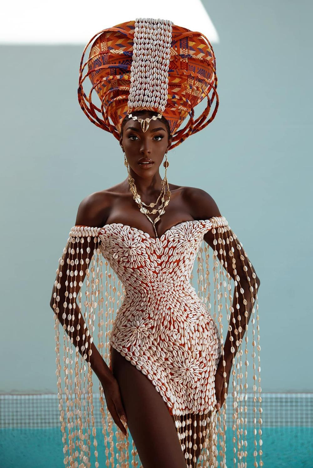 Olivia Yacé sở hữu chiều cao 1m8, là người mẫu, sinh viên ngành quản lý tiếp thị. Cô được ví như “ngọc trai đen”, là thí sinh đầu tiên được công bố vào top 30 trước thềm chung kết.