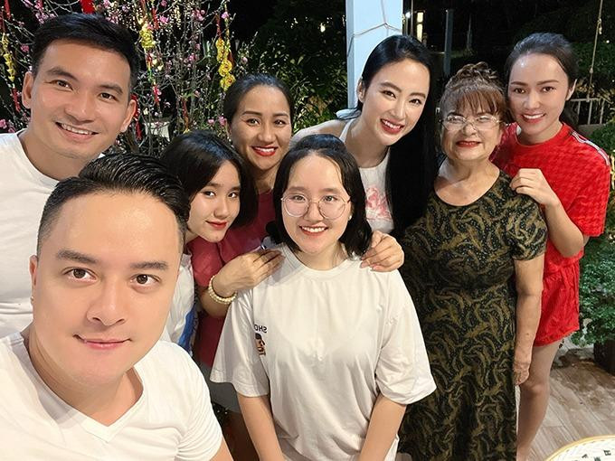 Angela Phương Trinh cùng gia đình Cao Thái Sơn.