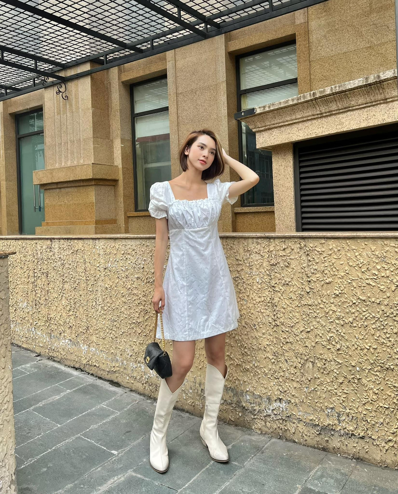 Mỹ nhân gốc Phú Thọ sở hữu gương mặt thanh thoát, đôi mắt sâu cùng vóc dáng mảnh mai, rất ăn ảnh.