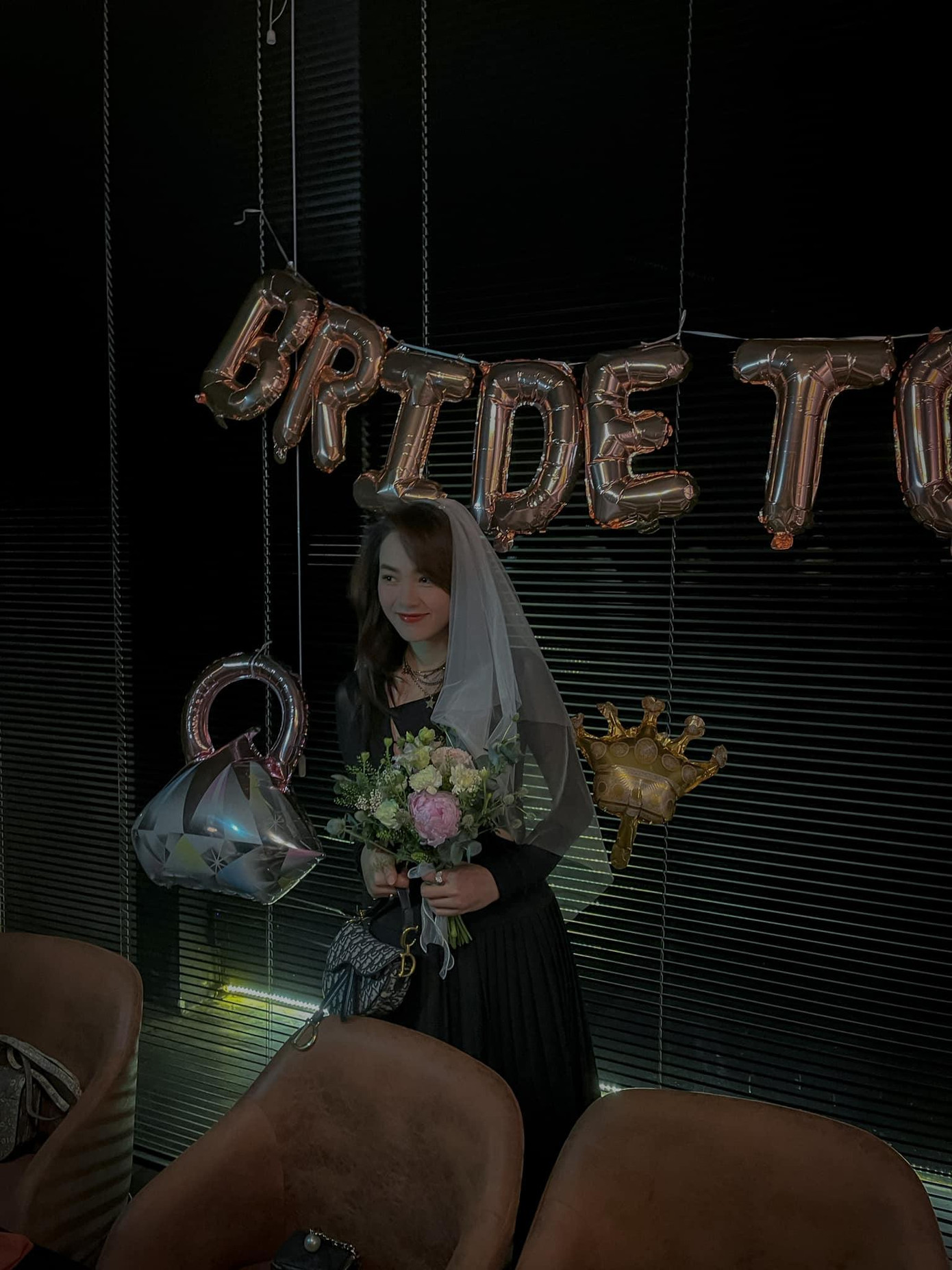 Nữ ca sĩ xinh đẹp đón nhận bất ngờ từ bạn bè