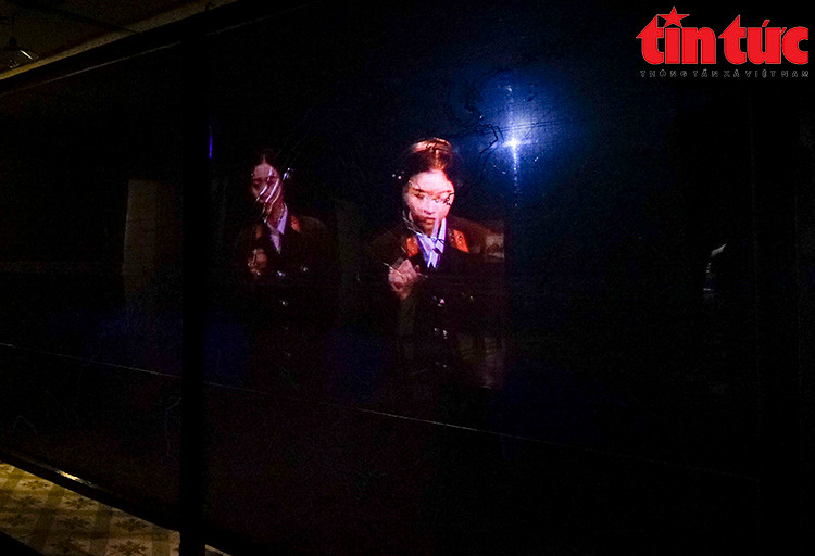 Hình ảnh mô phỏng tiêu đồ viên trong kíp trực, đeo tai nghe và xác định tọa độ chính xác máy bay B52 của địch. Hình ảnh mô phỏng tiêu đồ viên trong kíp trực, đeo tai nghe và xác định tọa độ chính xác máy bay B52 của địch.