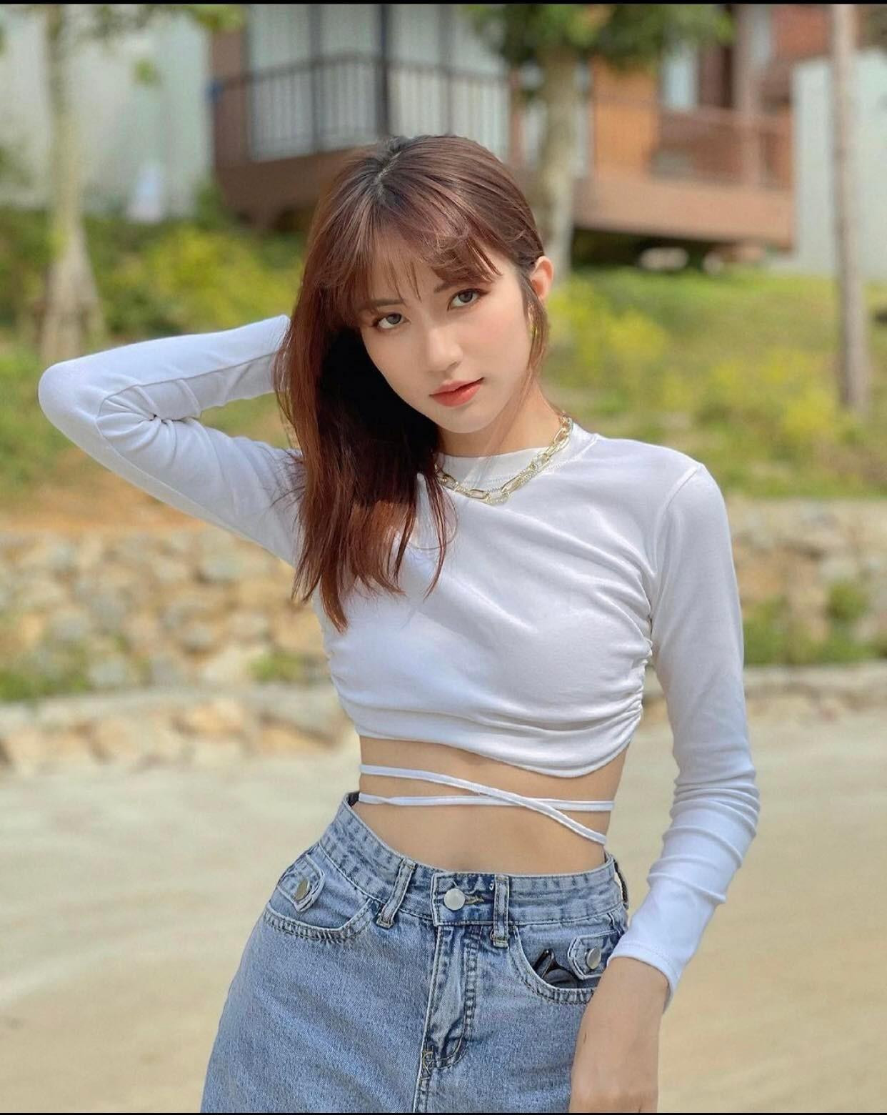 Ngoại hình của Ngọc Huyền luôn nhận được lời khen "có cánh" từ công chúng. Cô được xem là gương mặt tiềm năng cho thế hệ diễn viên gen Z trên màn ảnh VTV.