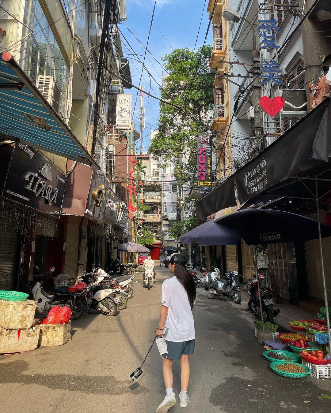 Ca sĩ Wheein check-in tại nhiều con phố ở Hà Nội Ca sĩ Wheein check-in tại nhiều con phố ở Hà Nội