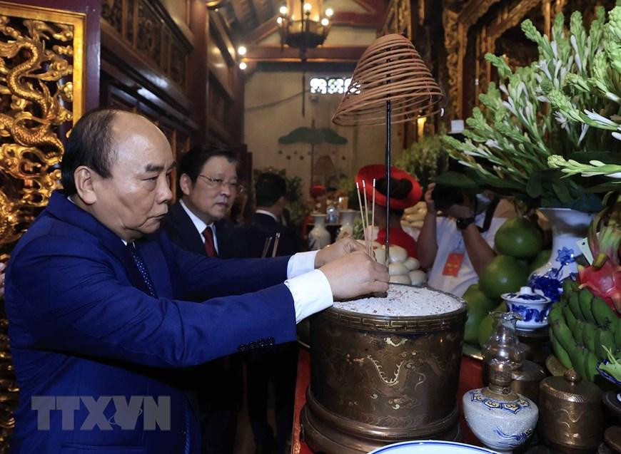 Chủ tịch nước Nguyễn Xuân Phúc dâng hương tưởng niệm các Vua Hùng tại Khu Di tích lịch sử Quốc gia đặc biệt Đền Hùng (tỉnh Phú Thọ). (Ảnh: Thống Nhất/TTXVN) Chủ tịch nước Nguyễn Xuân Phúc dâng hương tưởng niệm các Vua Hùng tại Khu Di tích lịch sử Quốc gia đặc biệt Đền Hùng (tỉnh Phú Thọ). (Ảnh: Thống Nhất/TTXVN)