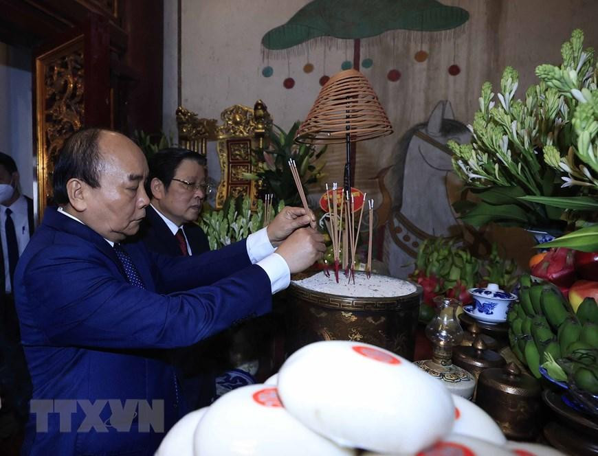 Chủ tịch nước Nguyễn Xuân Phúc dâng hoa tại Lăng Vua Hùng trong Khu Di tích lịch sử Quốc gia đặc biệt Đền Hùng (tỉnh Phú Thọ). (Ảnh: Thống Nhất/TTXVN) Chủ tịch nước Nguyễn Xuân Phúc dâng hoa tại Lăng Vua Hùng trong Khu Di tích lịch sử Quốc gia đặc biệt Đền Hùng (tỉnh Phú Thọ). (Ảnh: Thống Nhất/TTXVN)