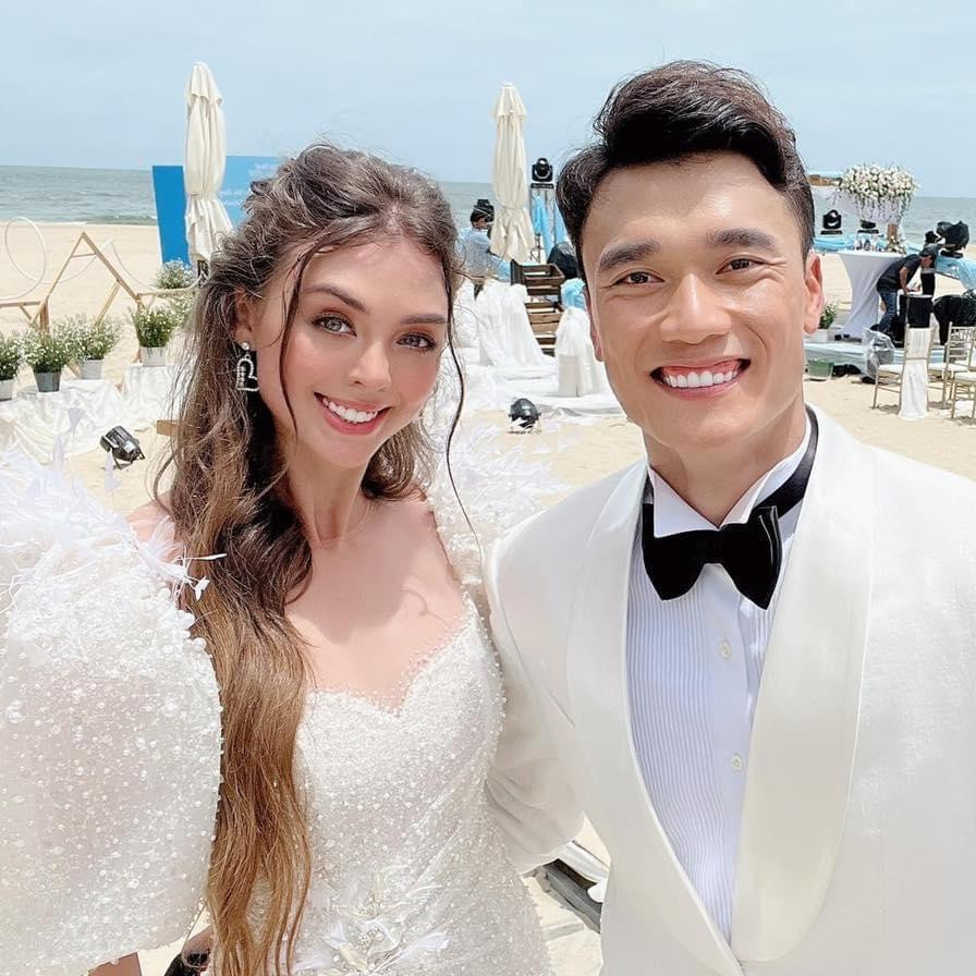 Ngày 22/5, thủ môn Bùi Tiến Dũng bất ngờ tổ chức đám cưới với người mẫu sinh năm 2000 - Dianka Zakhidova. Cặp đôi bí mật tổ chức hôn lễ và chỉ mời gia đình và bạn bè thân thiết. Ngày 22/5, thủ môn Bùi Tiến Dũng bất ngờ tổ chức đám cưới với người mẫu sinh năm 2000 - Dianka Zakhidova. Cặp đôi bí mật tổ chức hôn lễ và chỉ mời gia đình và bạn bè thân thiết.