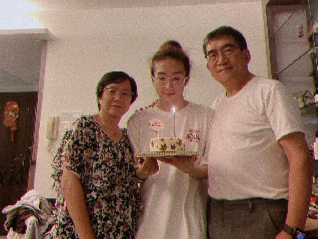 Lý Khải Ngôn cùng cha mẹ Lý Khải Ngôn cùng cha mẹ