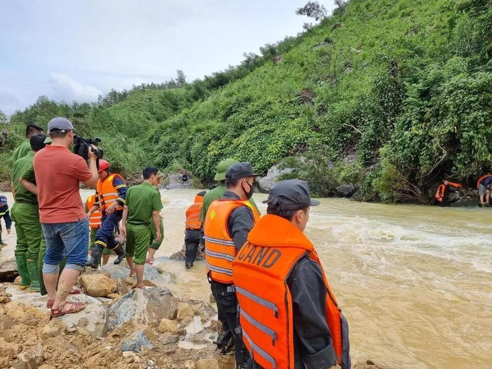 Đoàn công tác của trường Đại học Phòng cháy, chữa cháy được Bộ Công an cử lực lượng đến Quảng Ngãi để tham gia hỗ trợ tìm kiếm.