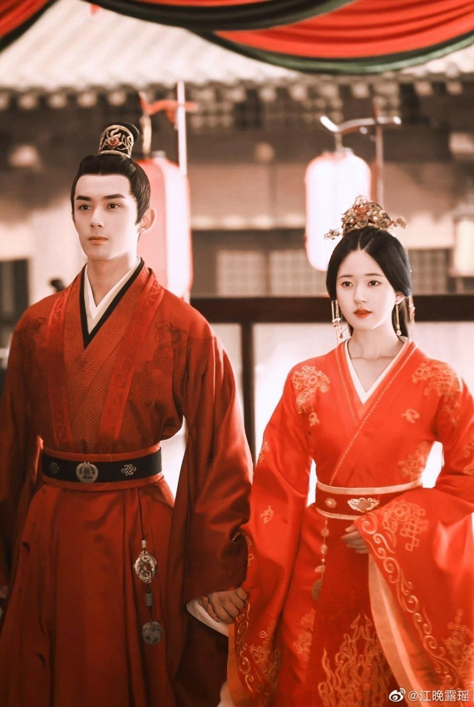 Phim cổ trang Tinh hán xán lạn do Ngô Lỗi và Triệu Lộ Tư đóng chính chiếm vị trí thứ 4 trong top 10. Phim ra mắt hồi tháng 7, xoay quanh câu chuyện Trình Thiếu Thương (Triệu Lộ Tư), con gái của Trình gia. Vì chiến tranh loạn lạc, cô được cha mẹ gửi gắm cho bà nội và thím dâu nuôi dưỡng và bị đối xử như nha hoàn. Sau này, Thiếu Thương gặp con nuôi của hoàng đế là Lăng Bất Nghi, họ từ oan gia thành phu thê. Ảnh: Weibo. Phim cổ trang Tinh hán xán lạn do Ngô Lỗi và Triệu Lộ Tư đóng chính chiếm vị trí thứ 4 trong top 10. Phim ra mắt hồi tháng 7, xoay quanh câu chuyện Trình Thiếu Thương (Triệu Lộ Tư), con gái của Trình gia. Vì chiến tranh loạn lạc, cô được cha mẹ gửi gắm cho bà nội và thím dâu nuôi dưỡng và bị đối xử như nha hoàn. Sau này, Thiếu Thương gặp con nuôi của hoàng đế là Lăng Bất Nghi, họ từ oan gia thành phu thê. Ảnh: Weibo.