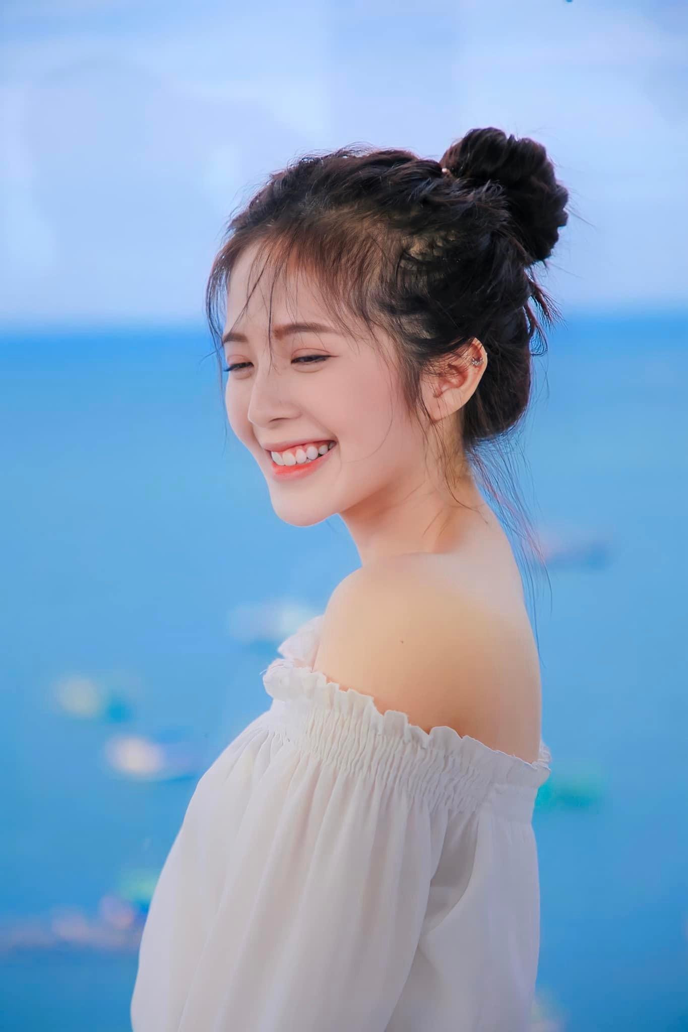 Nguyễn Hoàng Ngọc Huyền và Nguyễn Ngọc Huyền (phải) Nguyễn Hoàng Ngọc Huyền và Nguyễn Ngọc Huyền (phải)