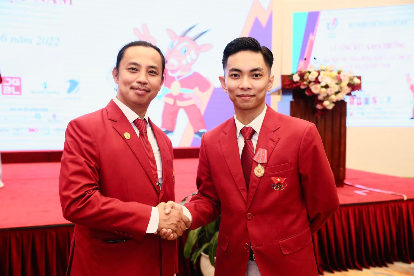 Chí Anh bắt tay Phan Hiển