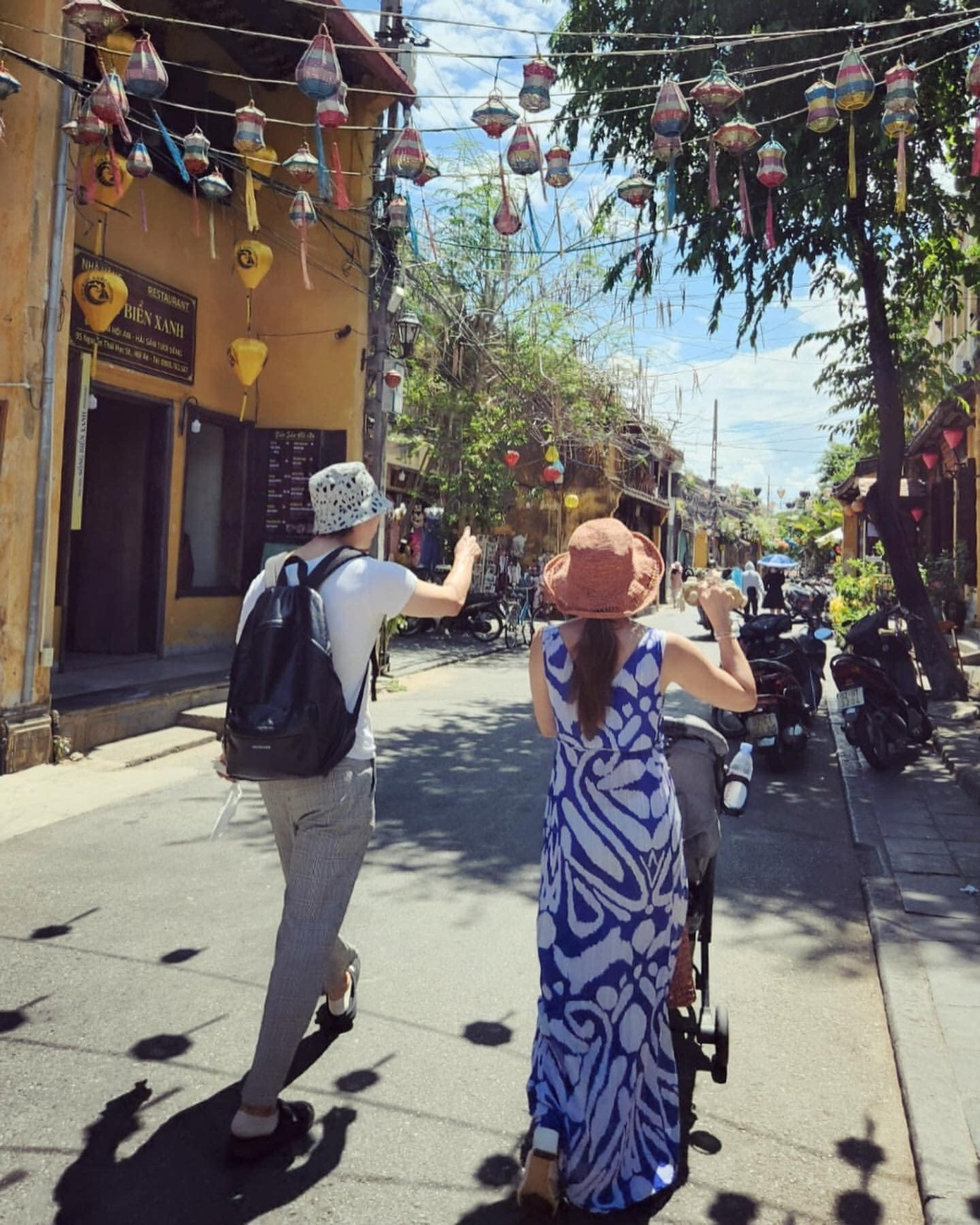 Những hình ảnh khiến cư dân mạng bất ngờ vì không ai bắt gặp cặp đôi nổi tiếng xứ Kim chi tại Việt Nam. Cô viết: "Tận hưởng mùa yêu thích của tôi tại Hội An", "Biển Đà Nẵng xinh đẹp cùng hai con gái nhỏ”.