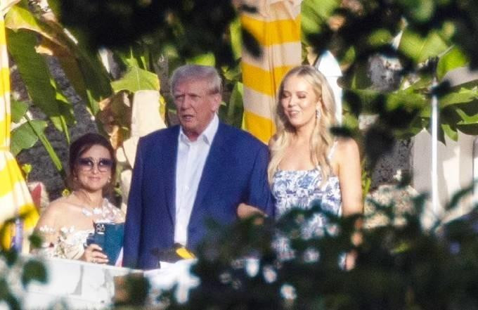Cựu Tổng thống Donald Trump khoác tay con gái út Tiffany Trump. Ảnh: New York Post.