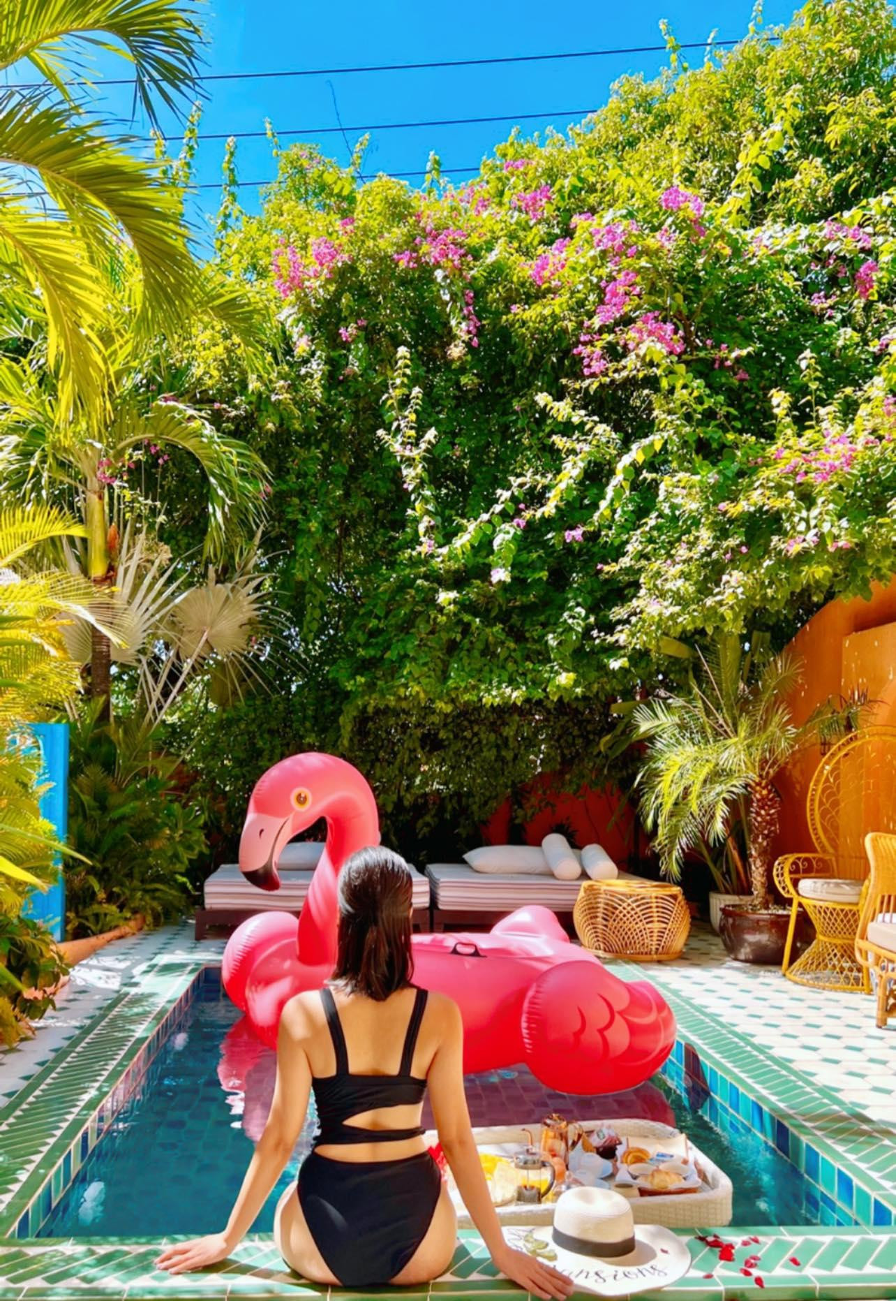 Á hậu cuộc thi Hoa hậu phụ nữ Việt Nam qua ảnh 2012 thả dáng gợi cảm bên hồ bơi.