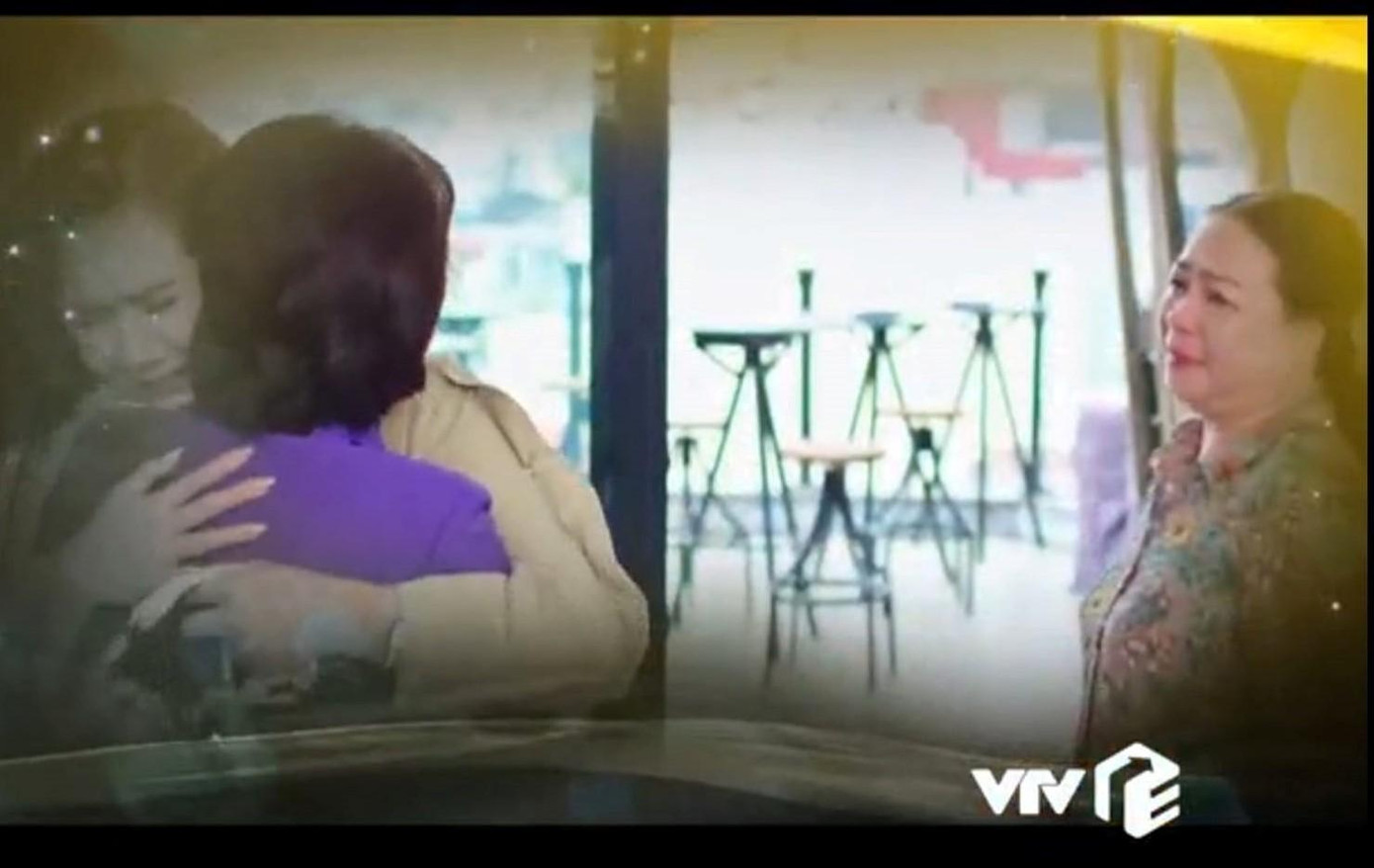 Khoảnh khắc Vân Trang mở lòng, ôm chầm lấy mẹ ruột Khoảnh khắc Vân Trang mở lòng, ôm chầm lấy mẹ ruột