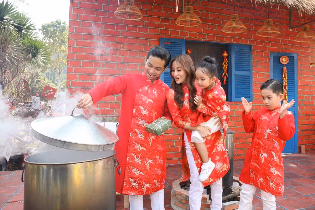 Trong suốt thời gian yêu cho đến lúc quyết định lập gia đình, sinh con cho Phan Hiển, Khánh Thi đã phải đối mặt với vô số lời bàn tán.