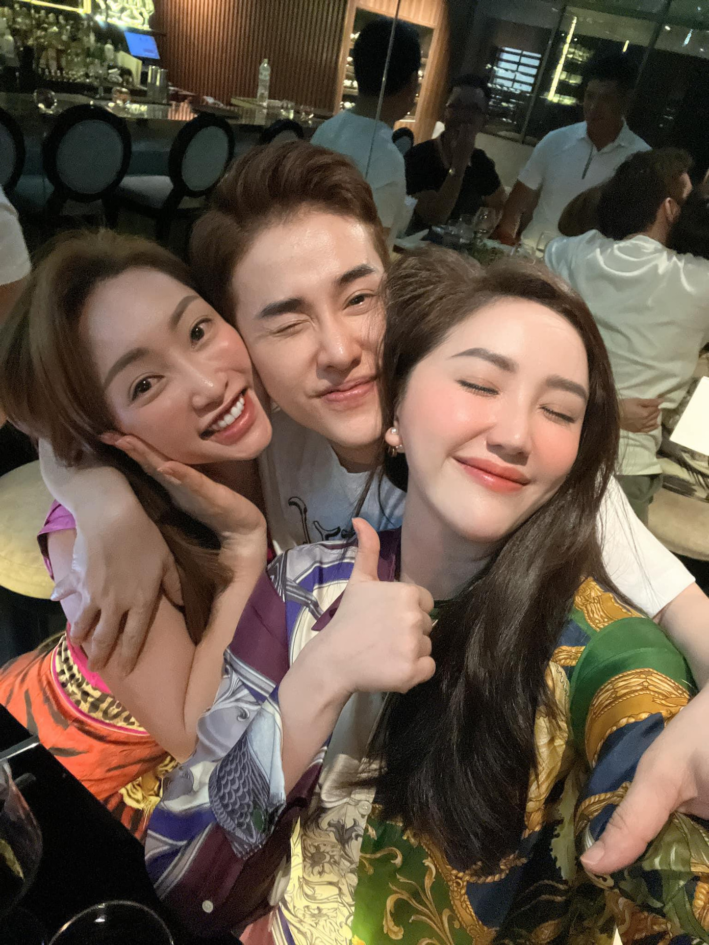 Sau khi sinh con đầu lòng, hai bà mẹ bỉm đã giảm cân thành công, “bây giờ cân nặng của chúng tớ đã về y xì thời con gái rồi” – Lý Thùy Chang viết trên trang cá nhân.