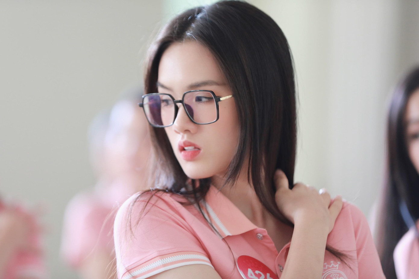 Các thí sinh tập trung cao độ, chăm chú trau chuốt từng động tác.