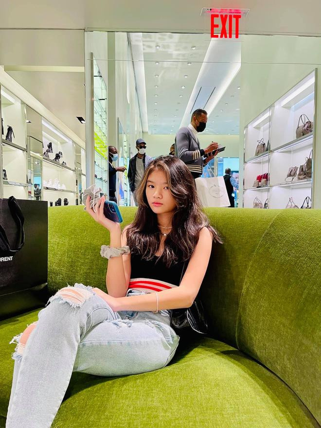 Ái nữ 14 tuổi thường được mẹ cho đi dự sự kiện, show thời trang,… Bảo Tiên sở hữu chiều cao vượt trội hơn 1,6m, gu ăn mặc sành điệu, thời thượng nên dễ dàng chiếm được spotlight trong đám đông.