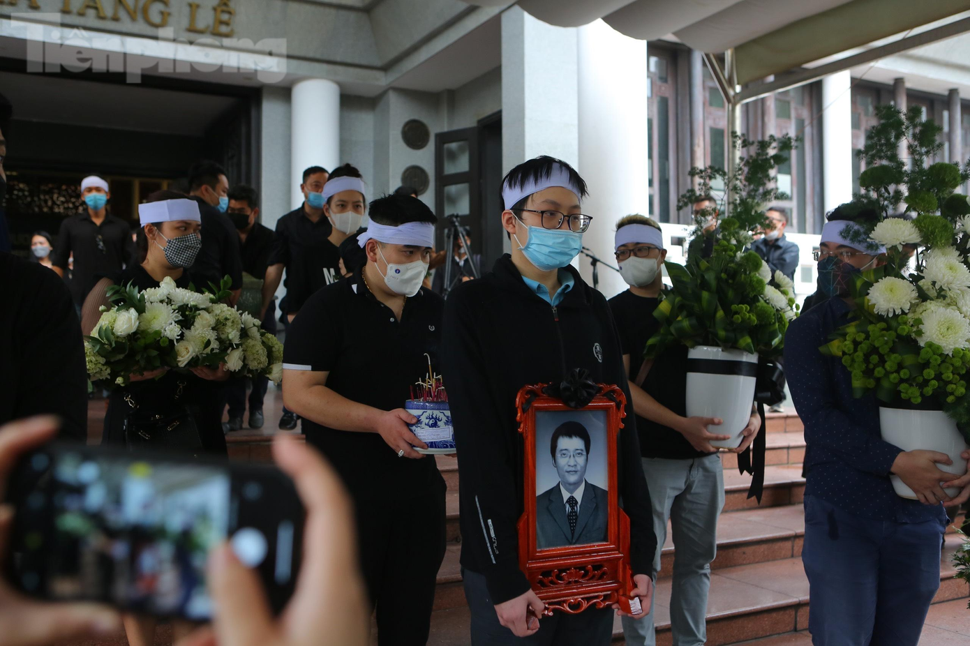 Những tiếng khóc nghẹn ngào cất lên từ bao niềm tiếc thương khi hài cốt cố nhạc sĩ được di chuyển lên xe tang về nơi an táng.