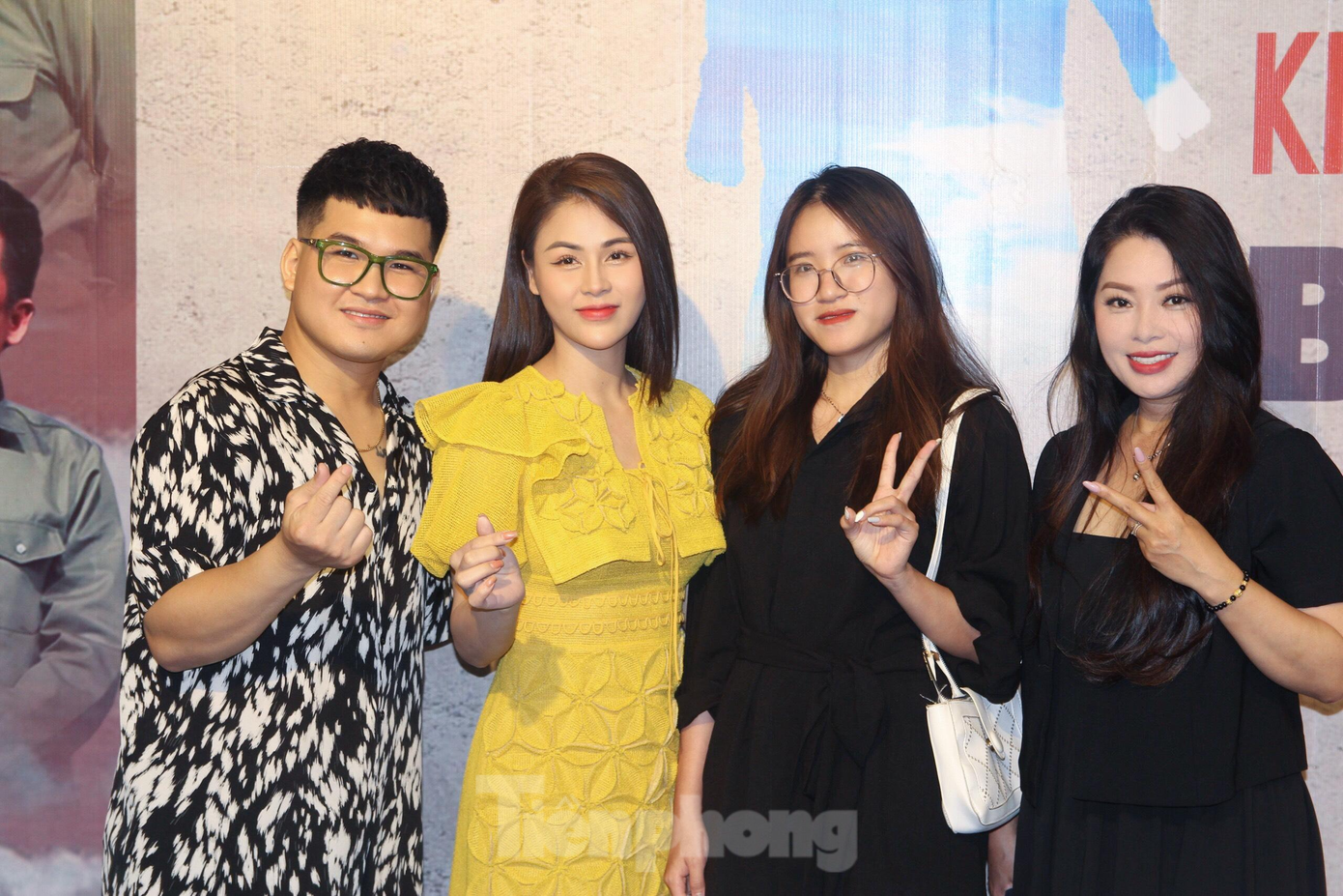 Nhiều khán giả trẻ đến ủng hộ các diễn viên.