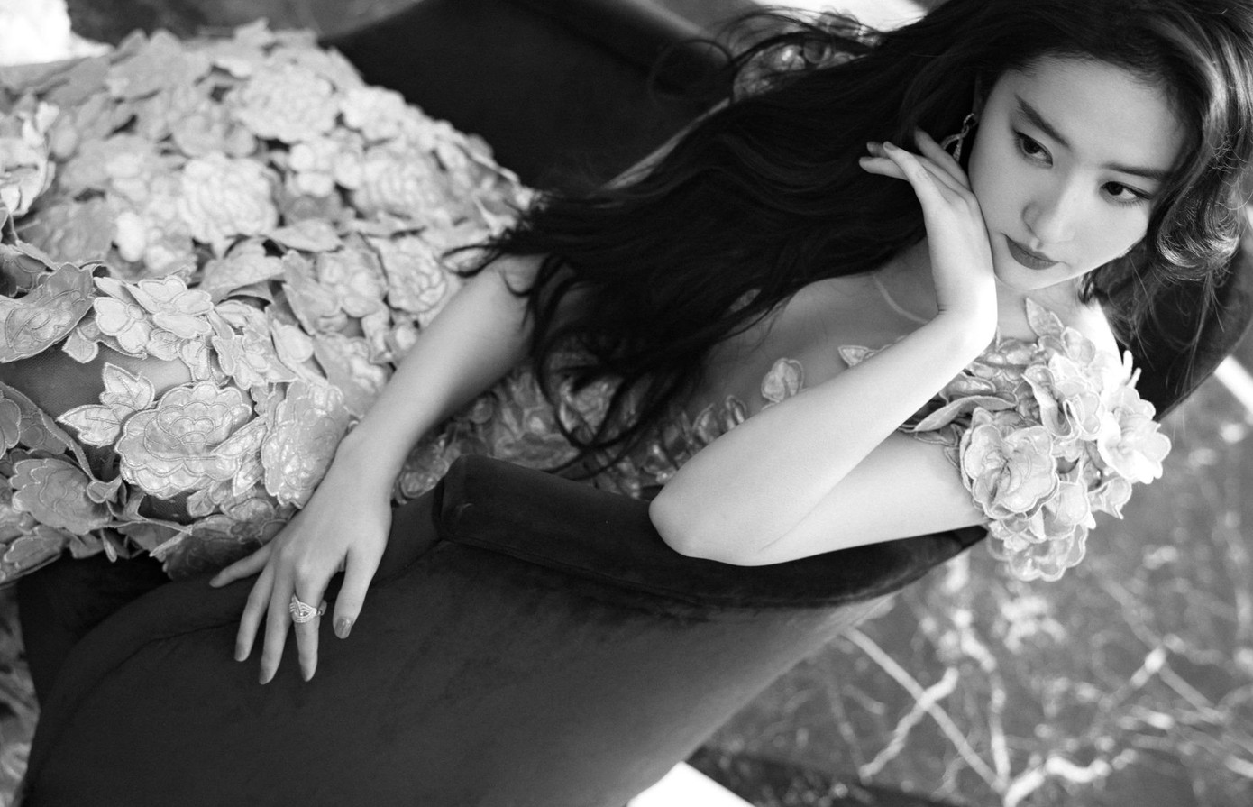 Người hâm mộ khen cô giống nàng tiên cá, cách tạo dáng ăn hình, toát lên khí chất sang trọng. “Hiệu ứng hoa nổi của bộ váy nhìn xa trông như vảy cá, tôi ưng tạo hình này của Lưu Diệc Phi”, “Kiểu tóc không được chú trọng nhưng bộ váy đẹp, hợp với dáng người cô ấy”, “Khí chất thần tiên tỷ tỷ là điều không phải bàn cãi”… Những ý kiến của khán giả để lại. Người hâm mộ khen cô giống nàng tiên cá, cách tạo dáng ăn hình, toát lên khí chất sang trọng. “Hiệu ứng hoa nổi của bộ váy nhìn xa trông như vảy cá, tôi ưng tạo hình này của Lưu Diệc Phi”, “Kiểu tóc không được chú trọng nhưng bộ váy đẹp, hợp với dáng người cô ấy”, “Khí chất thần tiên tỷ tỷ là điều không phải bàn cãi”… Những ý kiến của khán giả để lại.