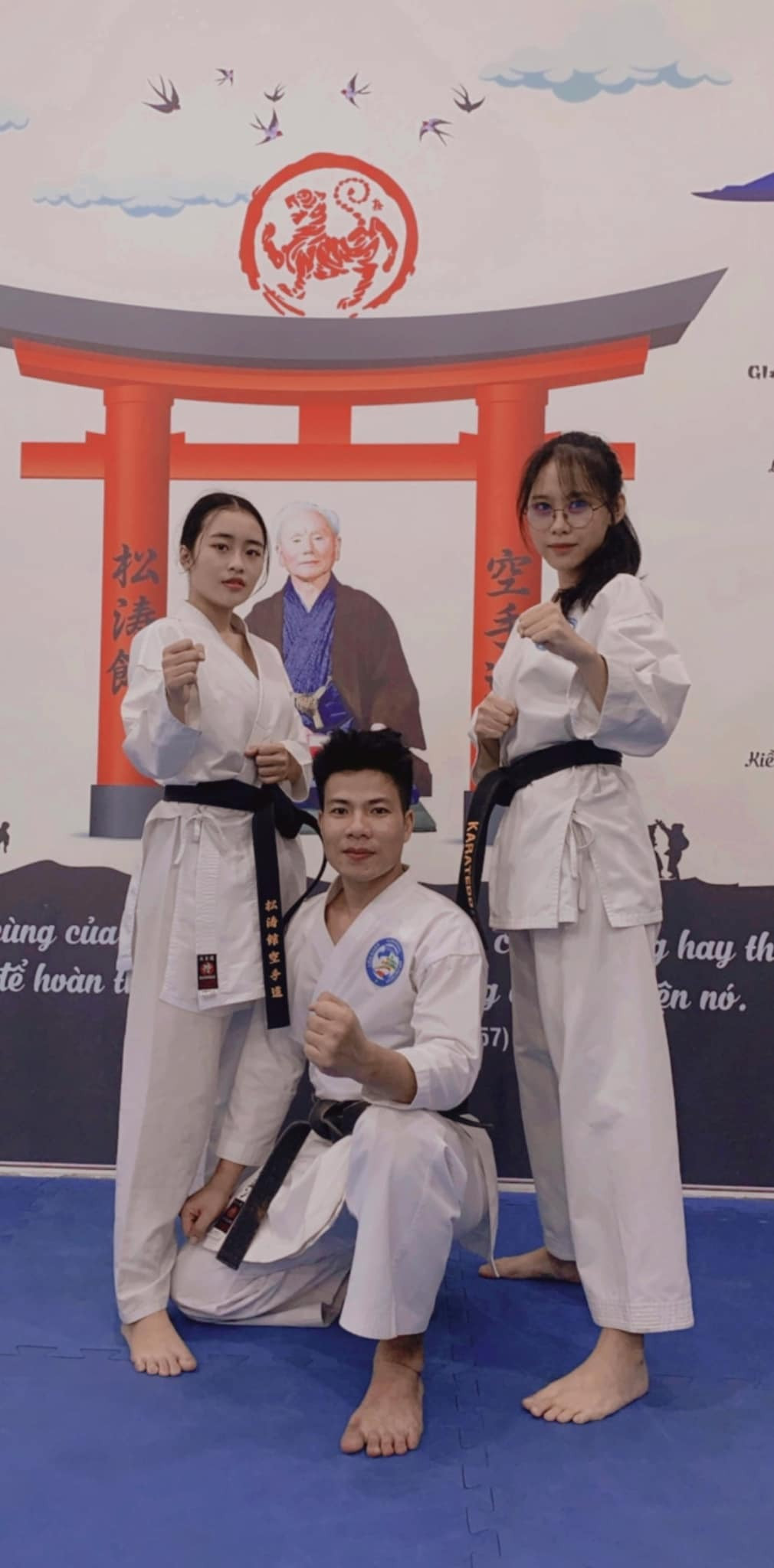 Bên cạnh đó, thời đi học, Ngọc Hằng sở hữu Nhị đẳng huyền đai môn Karatedo và từng đạt nhiều Huy chương ở bộ môn điền kinh và Karatedo các cấp.