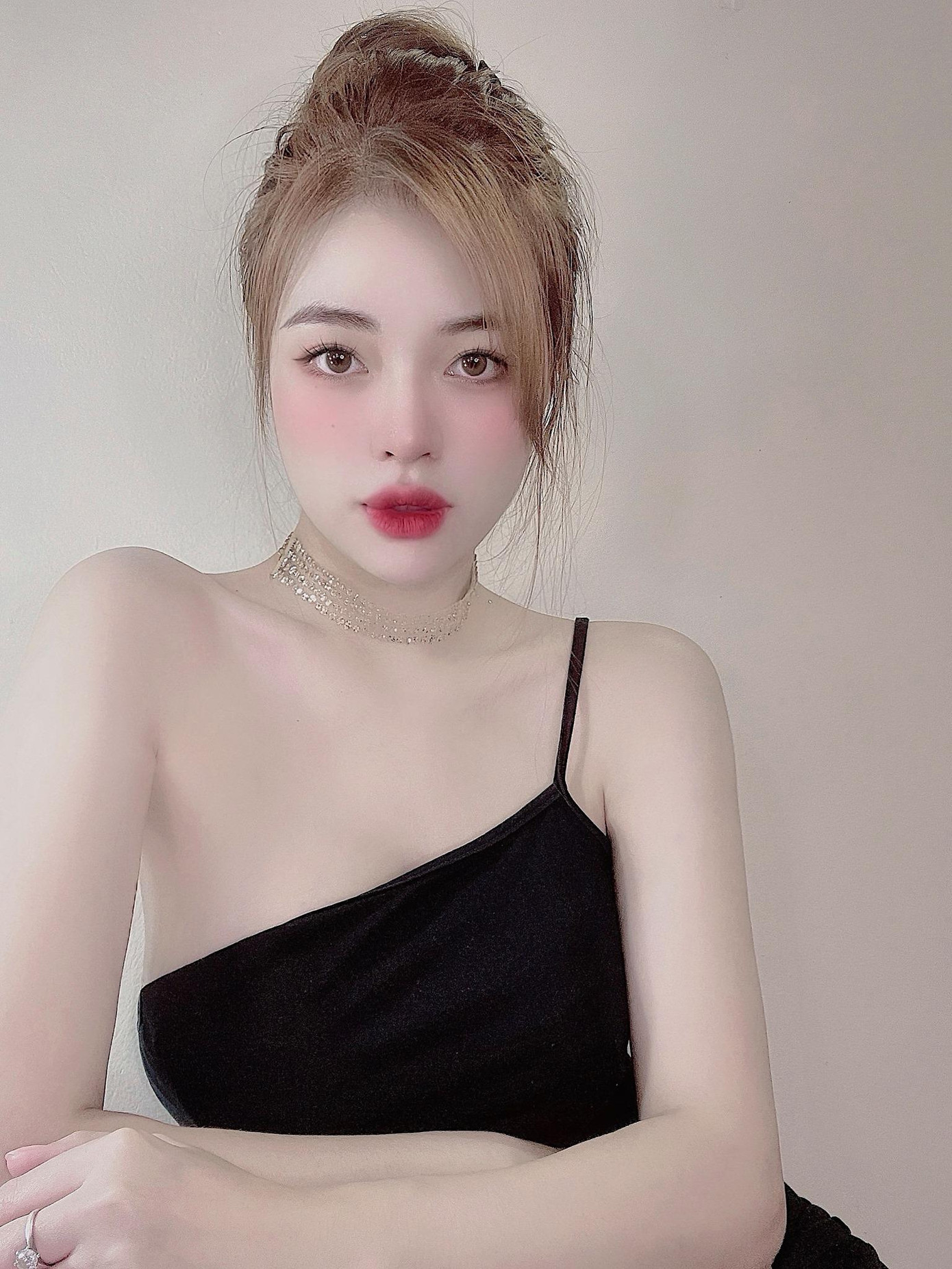 Thông tin diễn viên Phố trong làng – Phạm Anh Tuấn lấy vợ gây bất ngờ cho khán giả. Được biết, “thượng úy Nam” tổ chức lễ ăn hỏi vào ngày mùng 5 Tết vừa qua, có sự góp mặt của người thân trong gia đình và bạn bè thân thiết.