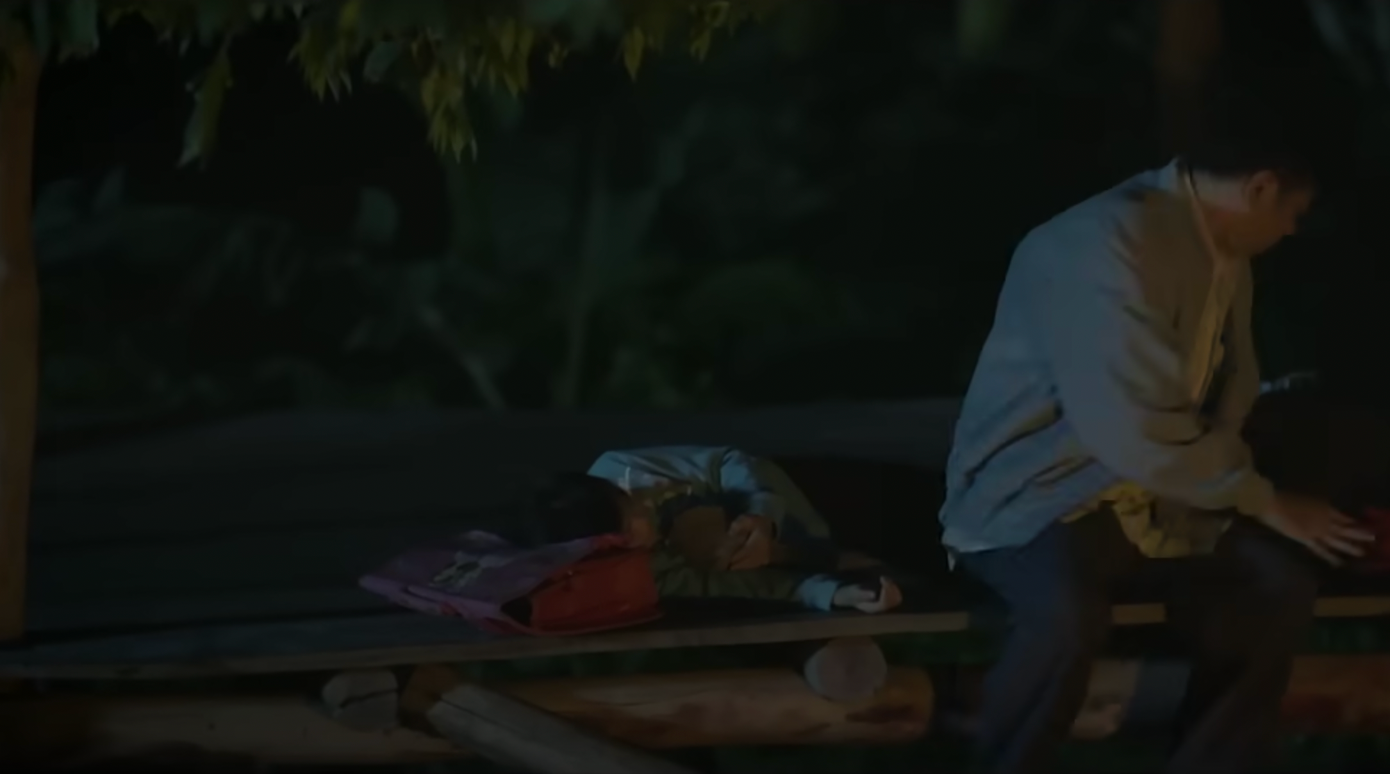 Hai cha con Mô gù bỏ trốn. Ảnh: CMH.