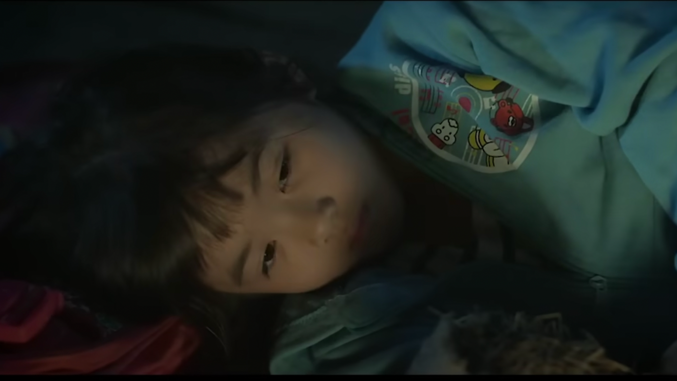 Hai cha con Mô gù bỏ trốn. Ảnh: CMH.