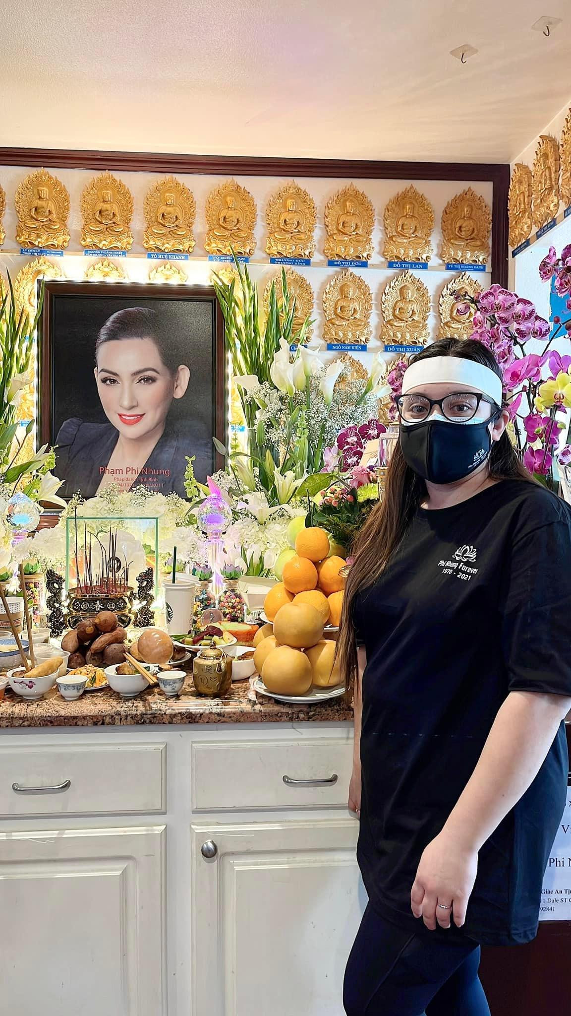 Con gái Wendy Phạm bên bàn thờ mẹ