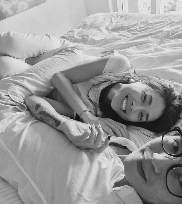 Huy Trần cũng tâm tình lời ngọt ngào với bạn gái trong ngày đặc biệt: “Anh đi lạc lối trên đường đời cho đến khi tìm thấy em. Mỗi ngày em đều mang lại động lực để anh trở thành phiên bản tốt nhất. Cuối cùng anh đã hiểu được ý nghĩa của tình yêu đích thực. Em là người anh có thể tin tưởng và là người anh muốn dành trọn phần đời còn lại. Anh hứa sẽ bảo vệ em bằng tất cả những gì chúng ta có. Em sẽ lấy anh chứ?”. Huy Trần cũng tâm tình lời ngọt ngào với bạn gái trong ngày đặc biệt: “Anh đi lạc lối trên đường đời cho đến khi tìm thấy em. Mỗi ngày em đều mang lại động lực để anh trở thành phiên bản tốt nhất. Cuối cùng anh đã hiểu được ý nghĩa của tình yêu đích thực. Em là người anh có thể tin tưởng và là người anh muốn dành trọn phần đời còn lại. Anh hứa sẽ bảo vệ em bằng tất cả những gì chúng ta có. Em sẽ lấy anh chứ?”.