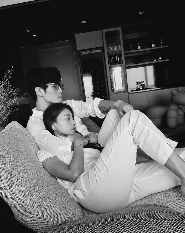 “Đả nữ” màn ảnh Việt bày tỏ cảm xúc về nửa kia: “Anh ấy không phải hoàng tử, cũng không phải là siêu nhân… Đơn giản anh ấy là một điểm tựa, và khiến tôi cảm thấy bình an, luôn thấy mình nhỏ bé và không bao giờ cô đơn”. “Đả nữ” màn ảnh Việt bày tỏ cảm xúc về nửa kia: “Anh ấy không phải hoàng tử, cũng không phải là siêu nhân… Đơn giản anh ấy là một điểm tựa, và khiến tôi cảm thấy bình an, luôn thấy mình nhỏ bé và không bao giờ cô đơn”.