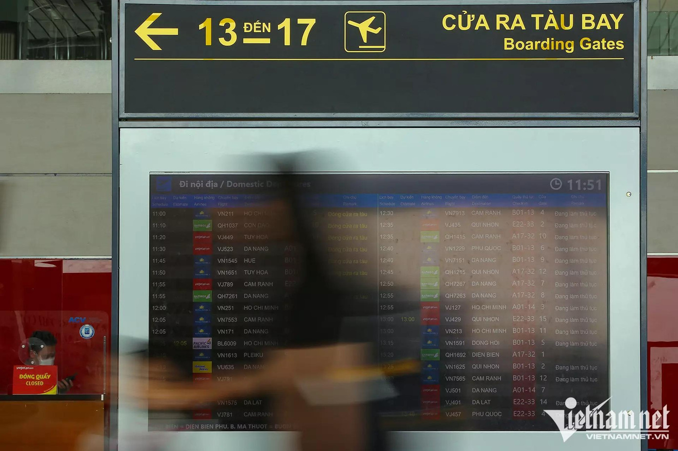 Theo bảng hiệu thông báo, từ 9h-11h ngày 10/7 có gần 10.000 hành khách đi và đến trong tổng cộng 23 lượt chuyến bay của các hãng hàng không.